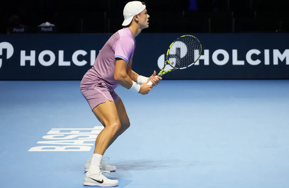 Holger Rune venter på serven ved Swiss Indoors Basel 2024