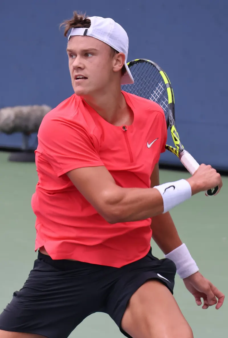 Holger Rune slår en forhånd ved US Open 2023
