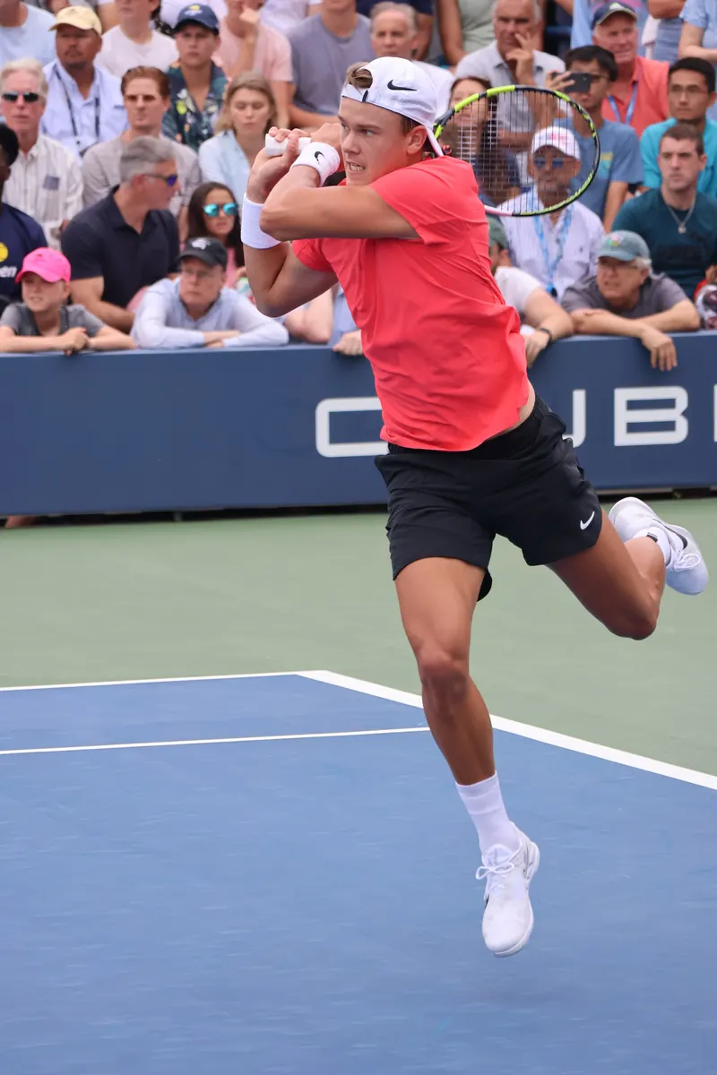Holger Rune i luften efter en forhånd ved US Open 2023
