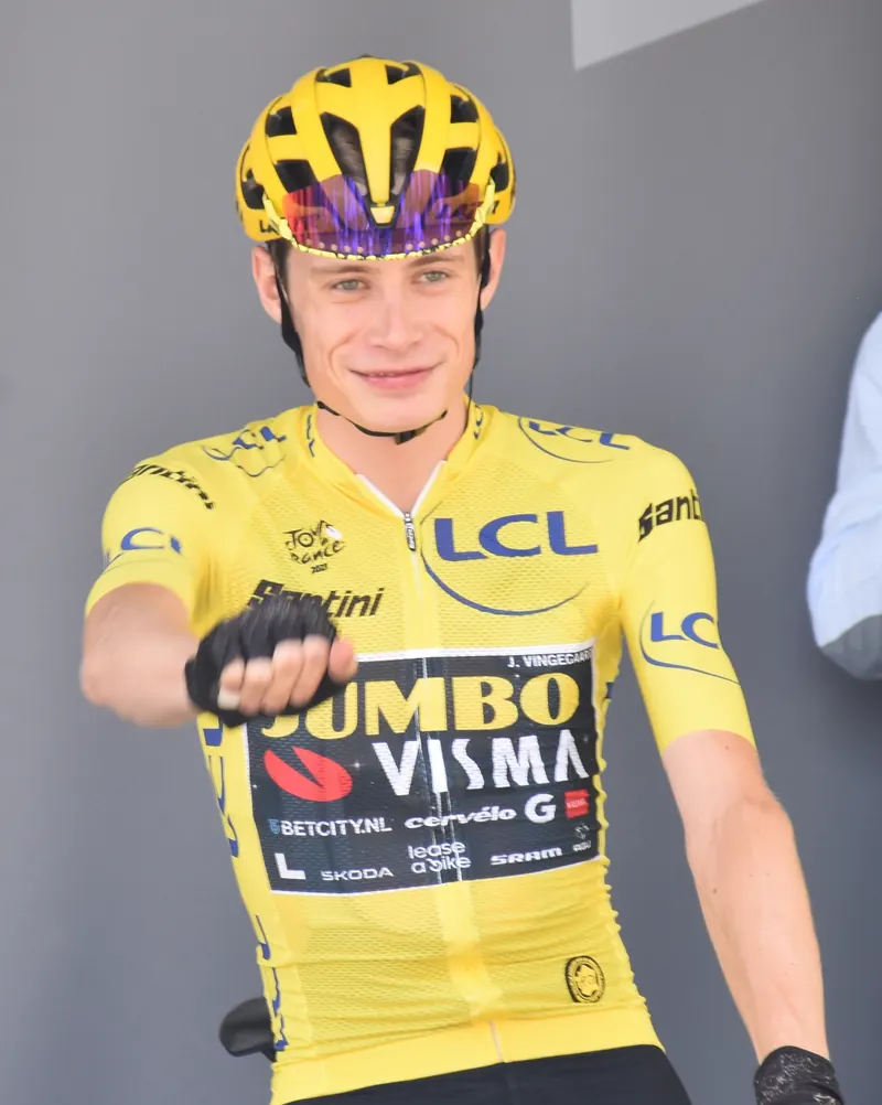 Jonas Vingegaard i den gule førertrøje ved Tour de France 2023, som han vandt